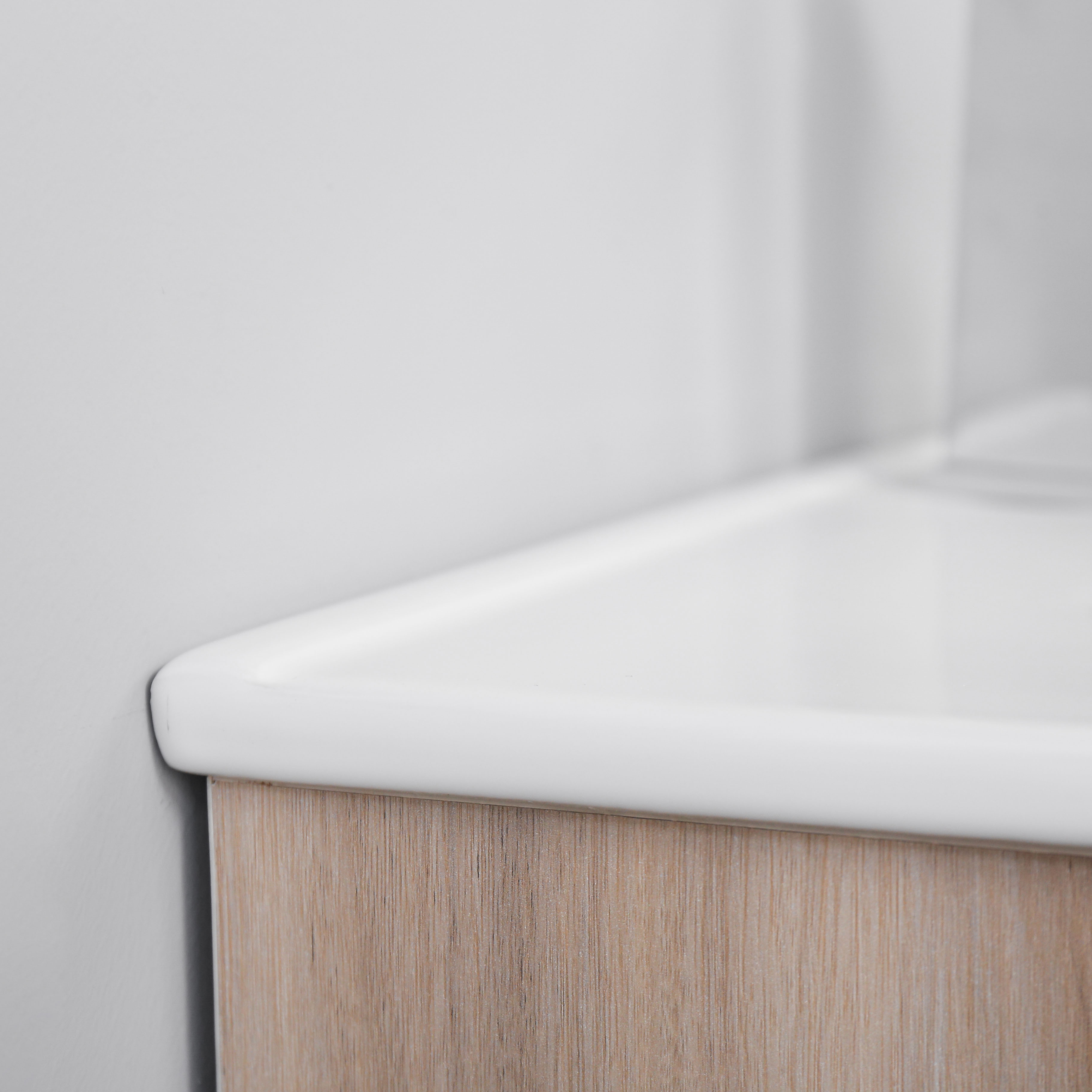 Lavabo de salle de bain en céramique blanche avec dessus de meuble-lavabo rectangulaire à bords fins et à bords en plumes