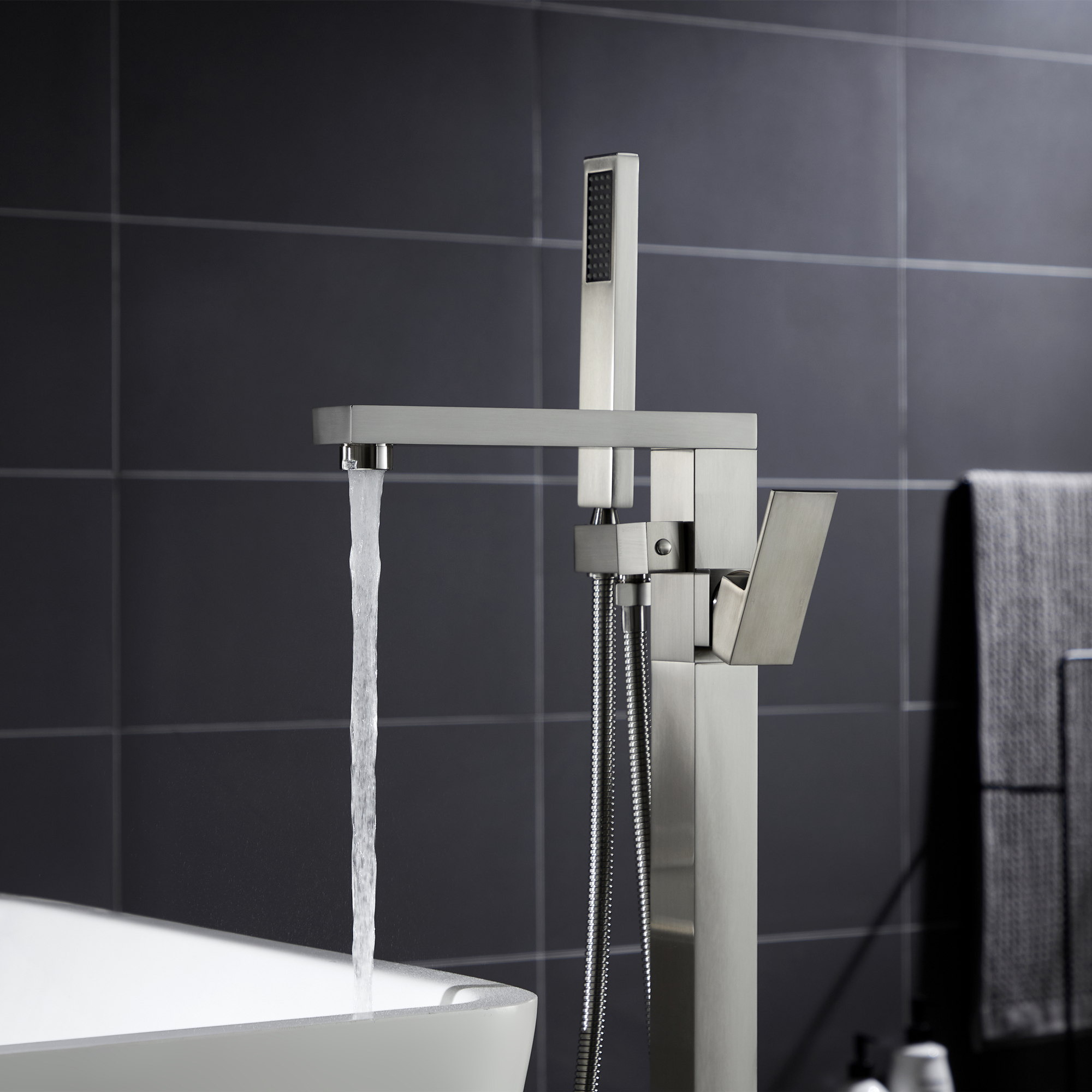 Aquacubic – robinet de baignoire-douche carré noir, bec de bain autoportant, mitigeur de baignoire chaude et froide monté au sol