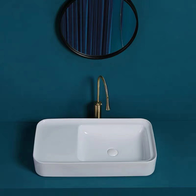 Le navire blanc de salle de bains de forme spéciale faite sur commande coule au-dessus du lavabo d'art en céramique de comptoir en porcelaine