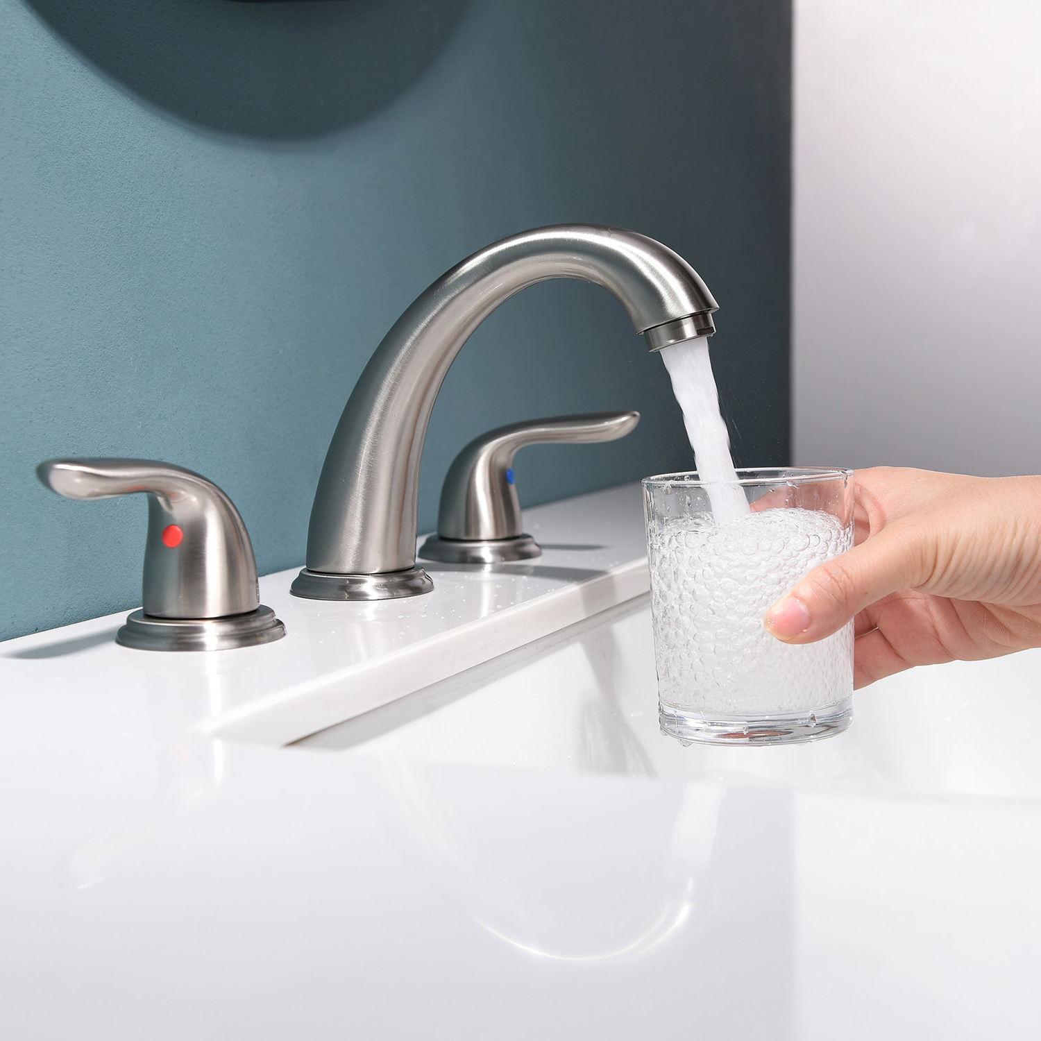 Aquacubic Robinet de lavabo de salle de bain à corps en laiton à montage sur pont en nickel brossé