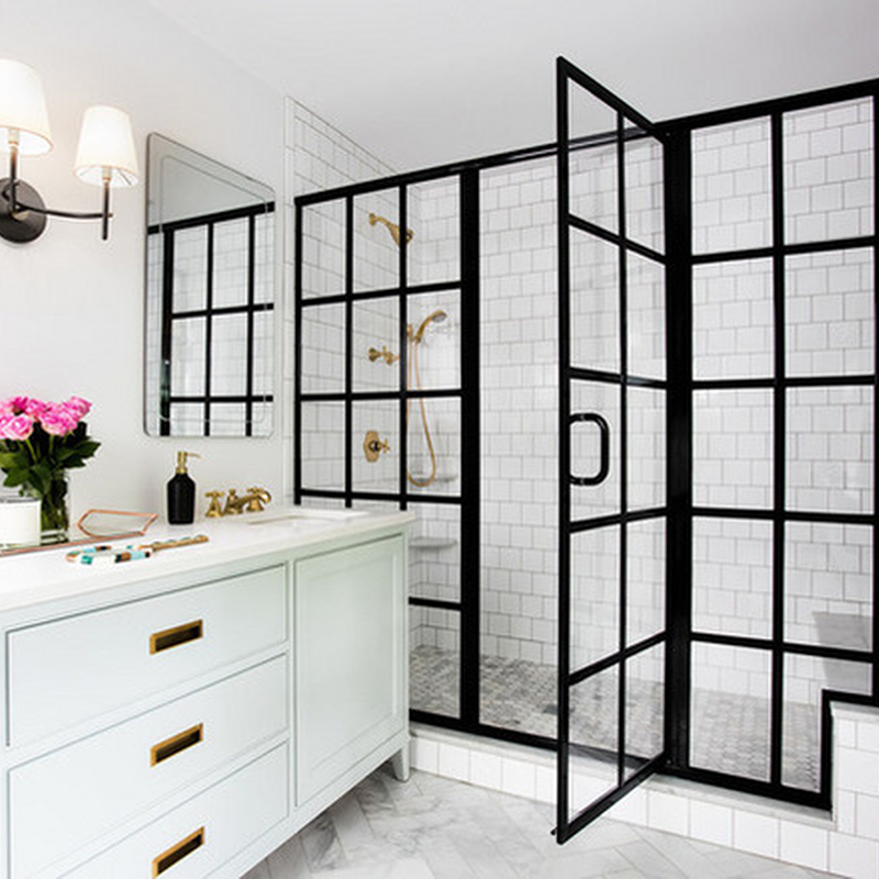 Salle de douche à cadre noir