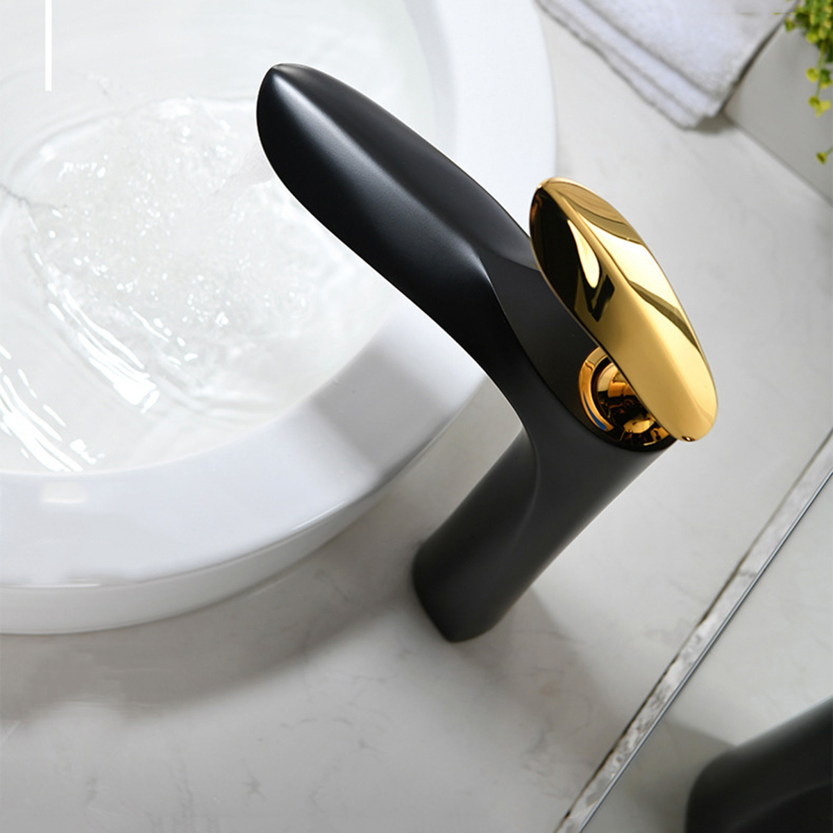 Robinet de lavabo de salle de bains en or à poignée unique, corps en laiton Aquacubic